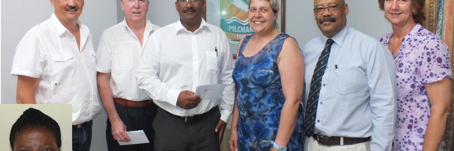 Vlnr is Hennie Ritter (Gansbaai Marine), Eben van der Merwe, Tommy Volkwyn,  Carina Nicholson, Tommy Wilson en Lanita Marais tydens die oorhandiging van hul donasies, met Mirriam Cekiso op die inlasfoto.